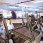 Petugas gabungan mengamankan barang-barang yang ditinggalkan pedagang di atas blok toko tidak aktif di Pasar Raya Fase VII, Rabu (28/1/2025). (Foto: Humas Satpol PP Padang)
