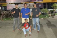 Tim Klewang Satreskrim Polresta Padang mengamankan pelaku di Mapolresta Padang, Selasa (20/1/2026). (Foto: Polresta Padang)
