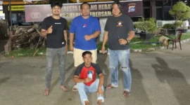 Tim Klewang Satreskrim Polresta Padang mengamankan pelaku di Mapolresta Padang, Selasa (20/1/2026). (Foto: Polresta Padang)