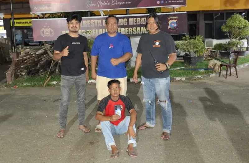 Tim Klewang Satreskrim Polresta Padang mengamankan pelaku di Mapolresta Padang, Selasa (20/1/2026). (Foto: Polresta Padang)
