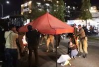 Personel Satpol PP Padang menertibkan PKL di Jalan Sutomo, kawasan UPI YPTK Padang, Kamis malam (22/1/2026). (Foto: Humas Satpol PP Padang)