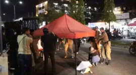 Personel Satpol PP Padang menertibkan PKL di Jalan Sutomo, kawasan UPI YPTK Padang, Kamis malam (22/1/2026). (Foto: Humas Satpol PP Padang)