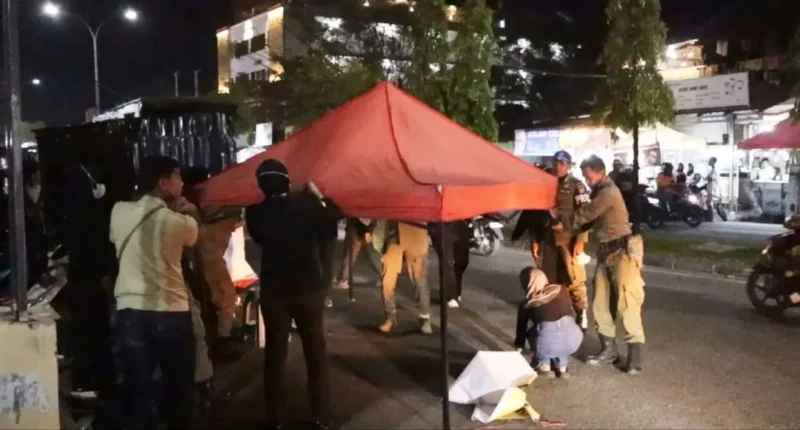 Personel Satpol PP Padang menertibkan PKL di Jalan Sutomo, kawasan UPI YPTK Padang, Kamis malam (22/1/2026). (Foto: Humas Satpol PP Padang)