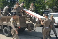 Petugas Satpol PP Padang mengamankan barang bukti meja milik PKL ke Mako Satpol PP. (Foto: Humas Satpol PP Padang)  
