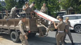 Petugas Satpol PP Padang mengamankan barang bukti meja milik PKL ke Mako Satpol PP. (Foto: Humas Satpol PP Padang)  