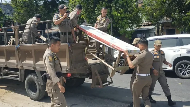 Petugas Satpol PP Padang mengamankan barang bukti meja milik PKL ke Mako Satpol PP. (Foto: Humas Satpol PP Padang)  