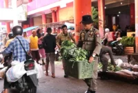 Petugas Satpol PP Padang menertibkan PKL di kawasan Pasar Raya Blok IV, Jumat (16/1/2025). (Foto: Humas Satpol PP Padang)