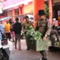 Petugas Satpol PP Padang menertibkan PKL di kawasan Pasar Raya Blok IV, Jumat (16/1/2025). (Foto: Humas Satpol PP Padang)