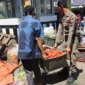 Personel Satpol PP Padang membantu memindahkan barang dagangan PKL yang menghalangi akses jalan di kawasan pasar. (Foto: Humas Satpol PP Padang)