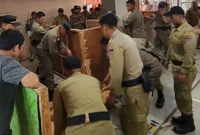Personil Satpol PP Padang menertibkan PKL di selasar Pasar Raya Padang, Selasa (27/1/2026). (Foto: Humas Satpol PP Padang)