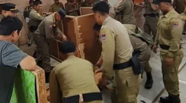 Personil Satpol PP Padang menertibkan PKL di selasar Pasar Raya Padang, Selasa (27/1/2026). (Foto: Humas Satpol PP Padang)
