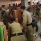 Personil Satpol PP Padang menertibkan PKL di selasar Pasar Raya Padang, Selasa (27/1/2026). (Foto: Humas Satpol PP Padang)