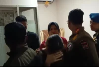 Petugas Satpol PP Padang menertibkan tempat hiburan malam yang melanggar jam operasional di Kecamatan Padang Barat, Jumat (9/1/2025) dini hari. (Foto: Humas Satpol PP Padang)