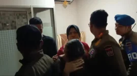 Petugas Satpol PP Padang menertibkan tempat hiburan malam yang melanggar jam operasional di Kecamatan Padang Barat, Jumat (9/1/2025) dini hari. (Foto: Humas Satpol PP Padang)