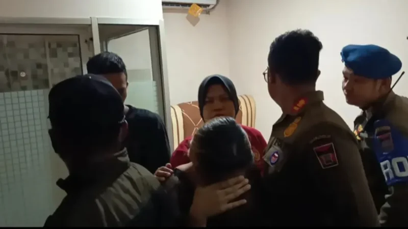 Petugas Satpol PP Padang menertibkan tempat hiburan malam yang melanggar jam operasional di Kecamatan Padang Barat, Jumat (9/1/2025) dini hari. (Foto: Humas Satpol PP Padang)