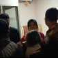 Petugas Satpol PP Padang menertibkan tempat hiburan malam yang melanggar jam operasional di Kecamatan Padang Barat, Jumat (9/1/2025) dini hari. (Foto: Humas Satpol PP Padang)