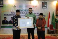 Wali Kota Padang Fadly Amran menyerahkan piagam penghargaan kepada Kemenag Padang, Kamis (8/1/2025). (Foto: Prokopim Padang)