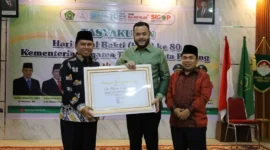 Wali Kota Padang Fadly Amran menyerahkan piagam penghargaan kepada Kemenag Padang, Kamis (8/1/2025). (Foto: Prokopim Padang)