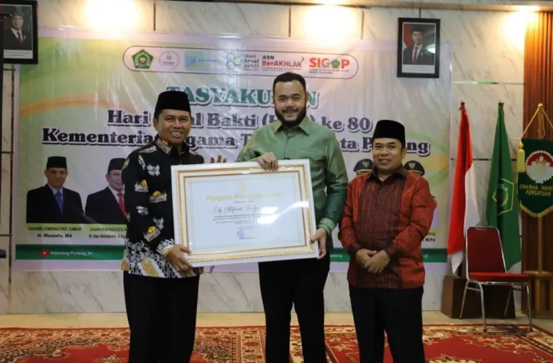 Wali Kota Padang Fadly Amran menyerahkan piagam penghargaan kepada Kemenag Padang, Kamis (8/1/2025). (Foto: Prokopim Padang)