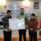 Wali Kota Padang Fadly Amran menyerahkan piagam penghargaan kepada Kemenag Padang, Kamis (8/1/2025). (Foto: Prokopim Padang)