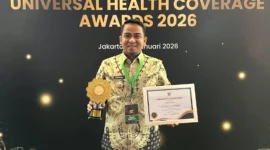 Wali Kota Solok Ramadhani Kirana Putra menerima UHC Award 2026 di Ballroom JIEXPO Kemayoran, Jakarta Pusat, Selasa (27/1/2026). (Foto: Pemko Solok)