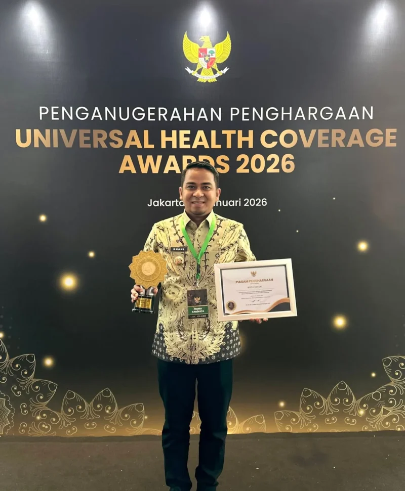 Wali Kota Solok Ramadhani Kirana Putra menerima UHC Award 2026 di Ballroom JIEXPO Kemayoran, Jakarta Pusat, Selasa (27/1/2026). (Foto: Pemko Solok)