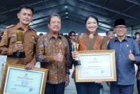 Bupati Dharmasraya Annisa Suci Ramadhani menerima Penghargaan Upakarya Wanua Nugraha Tahun 2025 dari pemerintah pusat. (Foto: Pemkab Dharmasraya)