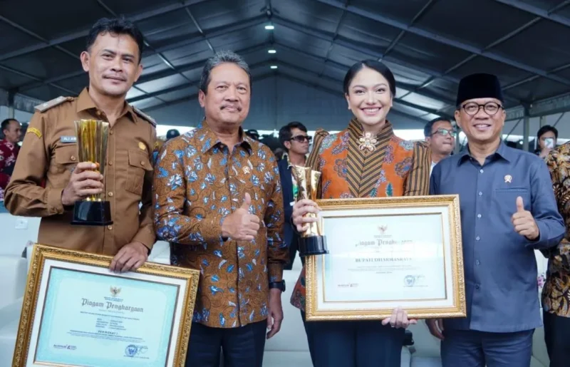 Bupati Dharmasraya Annisa Suci Ramadhani menerima Penghargaan Upakarya Wanua Nugraha Tahun 2025 dari pemerintah pusat. (Foto: Pemkab Dharmasraya)