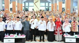 Wakil Wali Kota Padang saat kegiatan Penguatan Program Smart Surau bagi Kepala SD dan SMP se-Kota Padang di Gedung Bagindo Aziz Chan Youth Center, Rabu (14/1/2026). (Foto: Prokopim Padang)