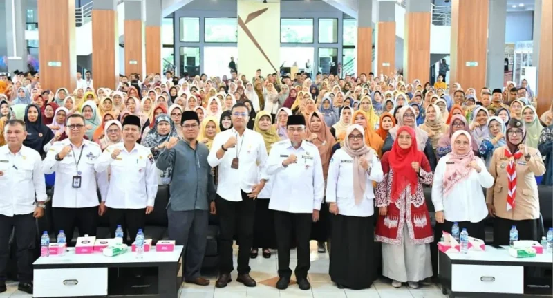 Wakil Wali Kota Padang saat kegiatan Penguatan Program Smart Surau bagi Kepala SD dan SMP se-Kota Padang di Gedung Bagindo Aziz Chan Youth Center, Rabu (14/1/2026). (Foto: Prokopim Padang)
