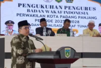 Wali Kota Padang Panjang Hendri Arnis menyampaikan sambutan saat pengukuhan pengurus BWI Kota Padang Panjang periode 2025–2028 di Aula Lantai III Balai Kota, Rabu (31/12/2025). (Foto: Kominfo Padang Panjang)