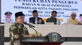 Wali Kota Padang Panjang Hendri Arnis menyampaikan sambutan saat pengukuhan pengurus BWI Kota Padang Panjang periode 2025–2028 di Aula Lantai III Balai Kota, Rabu (31/12/2025). (Foto: Kominfo Padang Panjang)