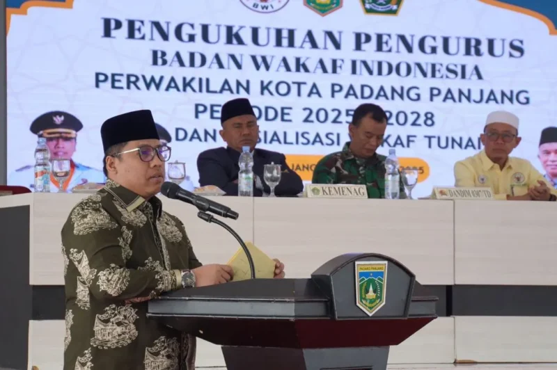 Wali Kota Padang Panjang Hendri Arnis menyampaikan sambutan saat pengukuhan pengurus BWI Kota Padang Panjang periode 2025–2028 di Aula Lantai III Balai Kota, Rabu (31/12/2025). (Foto: Kominfo Padang Panjang)