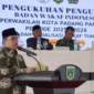 Wali Kota Padang Panjang Hendri Arnis menyampaikan sambutan saat pengukuhan pengurus BWI Kota Padang Panjang periode 2025–2028 di Aula Lantai III Balai Kota, Rabu (31/12/2025). (Foto: Kominfo Padang Panjang)