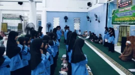 Para santri TPQ Masjid Raya Painan saat tampil pada Penilaian Didikan Subuh Berprestasi Tingkat Kecamatan Tahun 2026 yang digelar Minggu. (Foto: Dok. Naurah)