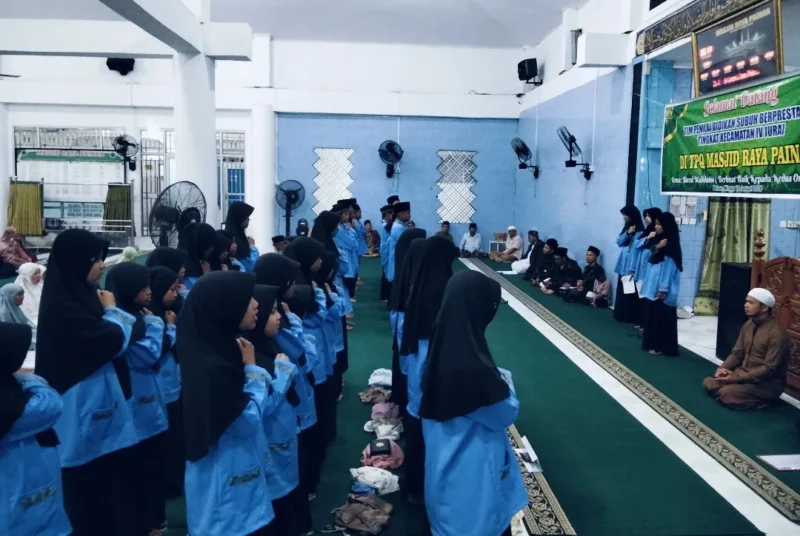 Para santri TPQ Masjid Raya Painan saat tampil pada Penilaian Didikan Subuh Berprestasi Tingkat Kecamatan Tahun 2026 yang digelar Minggu. (Foto: Dok. Naurah)