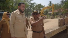 Wali Kota Padang Fadly Amran meninjau pengerjaan pengerukan sedimen di kawasan Bendungan Gunung Nago, Kecamatan Pauh, Senin (26/1/2026). (Pemko Padang)