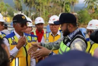 Wali Kota Padang Fadly Amran mendampingi Menteri  PU Dody Hanggodo meninjau lokasi terdampak bencana banjir di Bendungan Koto Tuo, Kelurahan Balai Gadang, Kecamatan Koto Tangah, Kamis (29/1/2026). (Foto: Prokopim Padang)