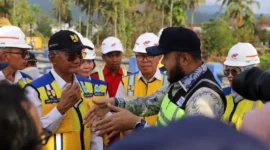 Wali Kota Padang Fadly Amran mendampingi Menteri  PU Dody Hanggodo meninjau lokasi terdampak bencana banjir di Bendungan Koto Tuo, Kelurahan Balai Gadang, Kecamatan Koto Tangah, Kamis (29/1/2026). (Foto: Prokopim Padang)