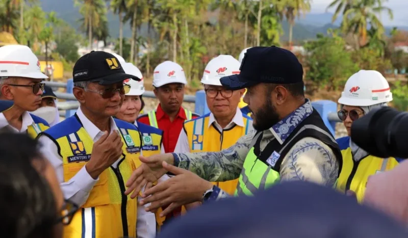 Wali Kota Padang Fadly Amran mendampingi Menteri  PU Dody Hanggodo meninjau lokasi terdampak bencana banjir di Bendungan Koto Tuo, Kelurahan Balai Gadang, Kecamatan Koto Tangah, Kamis (29/1/2026). (Foto: Prokopim Padang)