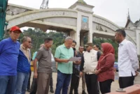 Peninjauan lokasi Pembangunan Monumen Galodo Sumatera di kawasan Jembatan Kembar, Padang Panjang, Jumat (9/1/2026). (Foto: Kominfo Padang Panjang)