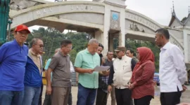 Peninjauan lokasi Pembangunan Monumen Galodo Sumatera di kawasan Jembatan Kembar, Padang Panjang, Jumat (9/1/2026). (Foto: Kominfo Padang Panjang)