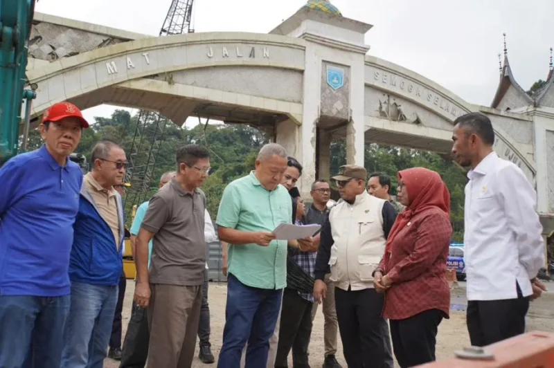 Peninjauan lokasi Pembangunan Monumen Galodo Sumatera di kawasan Jembatan Kembar, Padang Panjang, Jumat (9/1/2026). (Foto: Kominfo Padang Panjang)