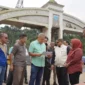Peninjauan lokasi Pembangunan Monumen Galodo Sumatera di kawasan Jembatan Kembar, Padang Panjang, Jumat (9/1/2026). (Foto: Kominfo Padang Panjang)