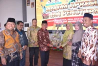 Wakil Wali Kota Padang, Maigus Nasir menyerahkan trophy juara umum PORSEMA II SMP Negeri Kota Padang kepada SMP Negeri 34 Padang. (Foto: Prokopim Padang)