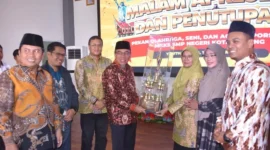 Wakil Wali Kota Padang, Maigus Nasir menyerahkan trophy juara umum PORSEMA II SMP Negeri Kota Padang kepada SMP Negeri 34 Padang. (Foto: Prokopim Padang)