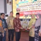 Wakil Wali Kota Padang, Maigus Nasir menyerahkan trophy juara umum PORSEMA II SMP Negeri Kota Padang kepada SMP Negeri 34 Padang. (Foto: Prokopim Padang)