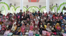 Kemenag menyalurkan Al Quran bagi penyintas bencana Sumatera. (Foto: Ist)