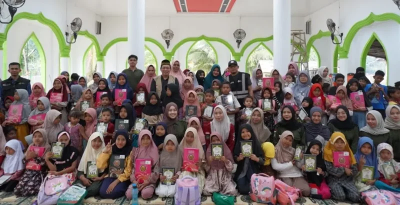 Kemenag menyalurkan Al Quran bagi penyintas bencana Sumatera. (Foto: Ist)