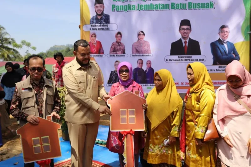 Wali Kota Padang Fadly Amran menyerahkan kunci Hunsela kepada korban banjir bandang Kampung Talang, Pauh, Senin (26/1/2026). (Foto: Prokopim Padang)